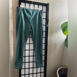 Compression leggings with side pockets